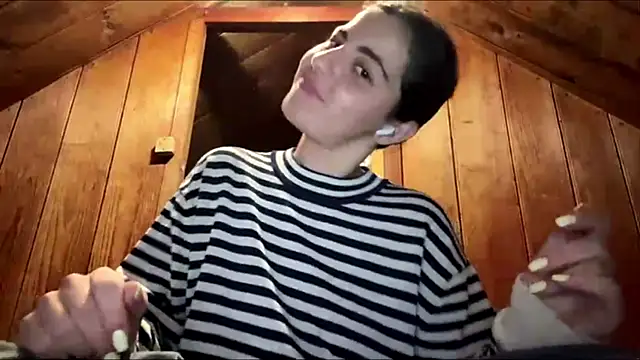 MarisaKomar webcam