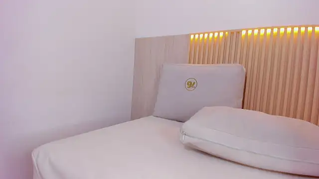 selena_holt webcam