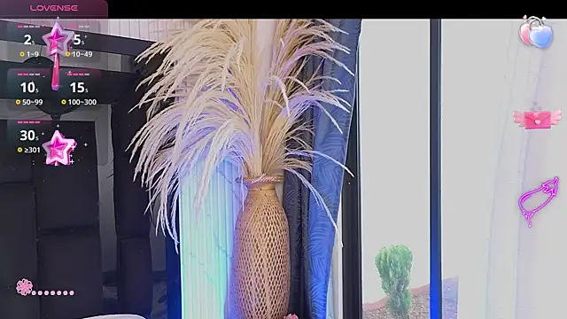 CoralRigan live cam on StripChat