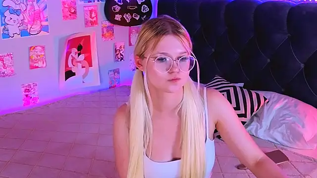 LunariaFox live cam on StripChat