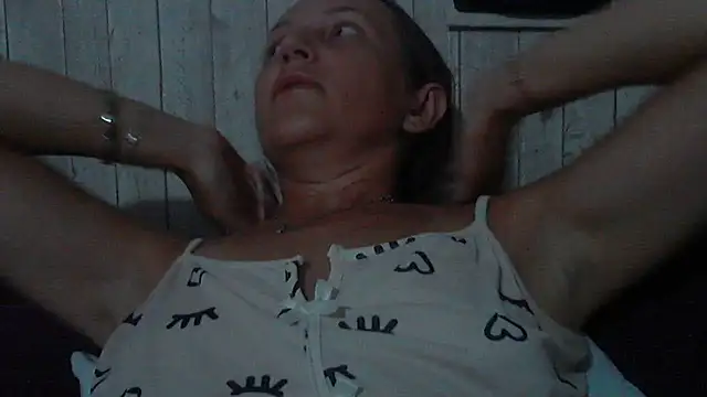 Bella--White live cam on StripChat