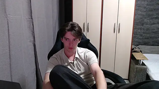 arthur___king (M twink) - Stand up and show body
