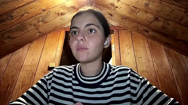 MarisaKomar webcam