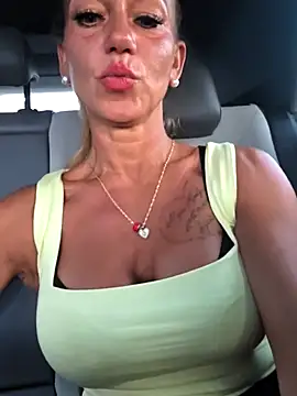 housewifebella webcam