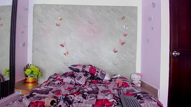 May-Clanfort live cam on StripChat