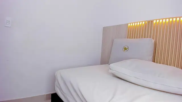 selena_holt webcam