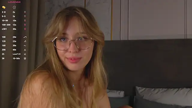 LoraineLuff webcam