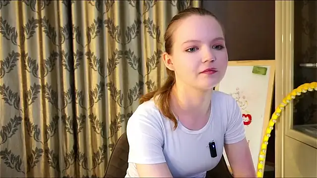 NaomiFess webcam