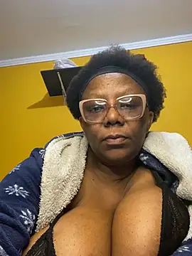 BoobsQueeen webcam