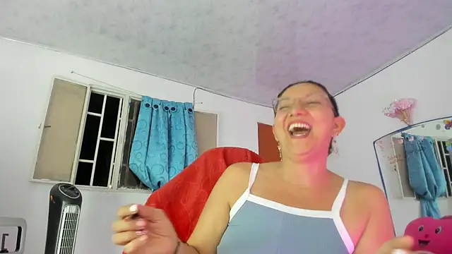 Serenity_Lux live cam on StripChat