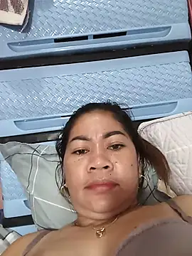SweetChubbyMommy_02 live cam on StripChat