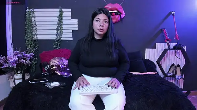 kinky_momm live cam on StripChat