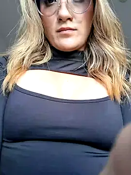 lucy_davies live cam on StripChat