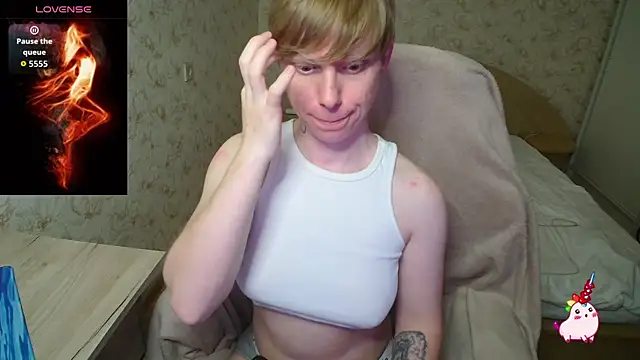 Getoverherenow live cam on StripChat