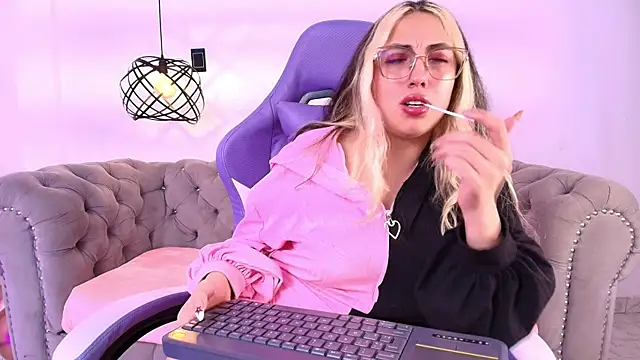 sweetlyundone webcam