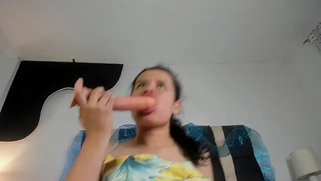valery-hott-gb live cam on StripChat
