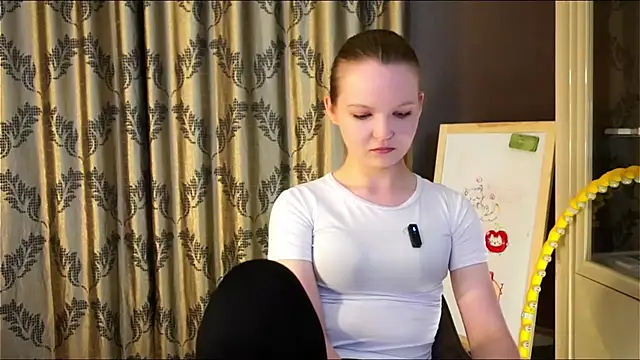 NaomiFess webcam