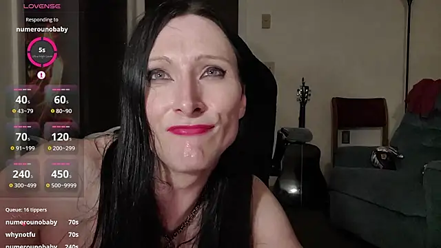 Ivyrose4999 live cam on StripChat