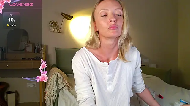 sexuallycorrecte live cam on StripChat