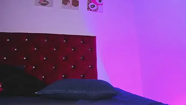 kittymonroe1 live cam on StripChat