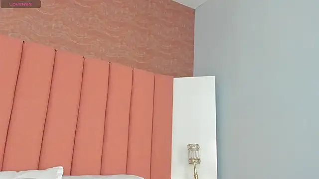 MiaJacksson live cam on StripChat