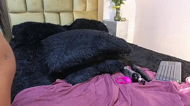 ximenawilliamss (F young) - ur cock in my boobs