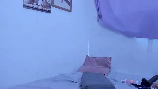 LilyRobertts live cam on StripChat