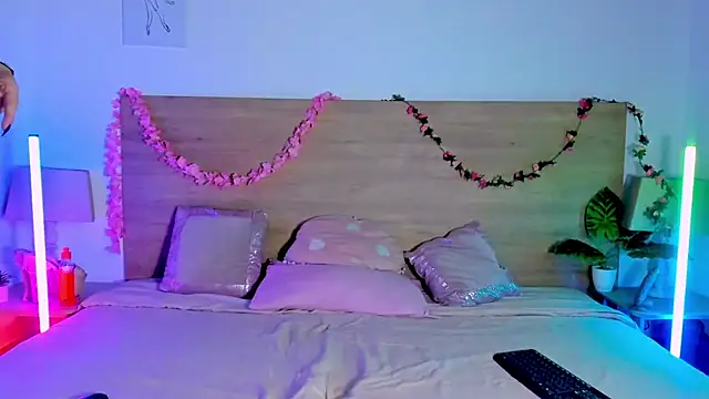 LaraRous webcam