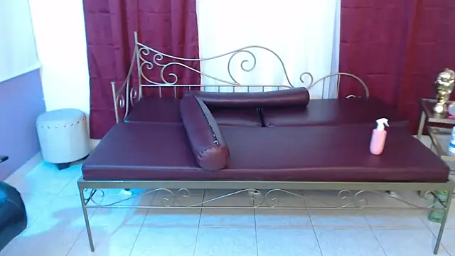 Roxanne_vale live cam on StripChat