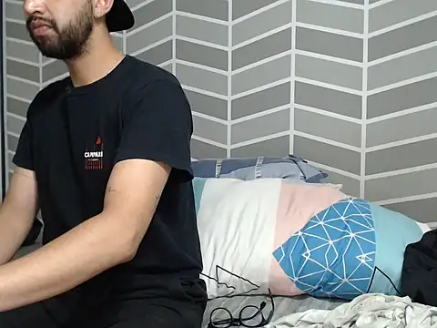 thomass1018 live cam on StripChat