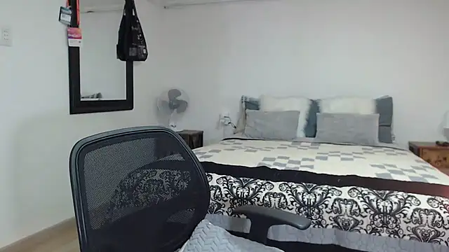 flowerdirtty live cam on StripChat