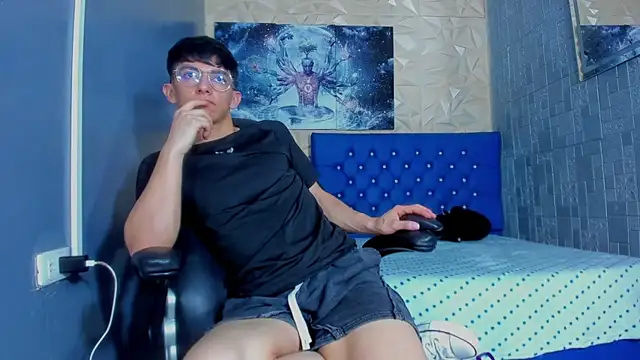 ElanGiraldo live cam on StripChat