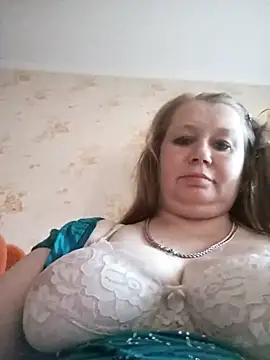 KiraStanton