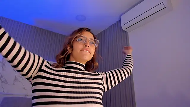AbrilBloom live cam on StripChat