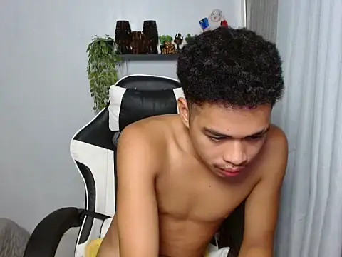 curlyasian_njxx webcam