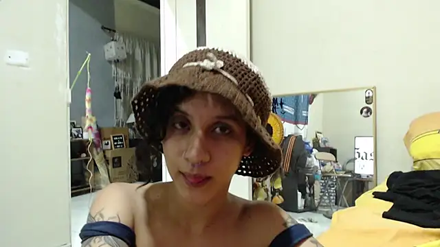 AlinaWoolf_ webcam