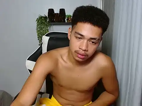 curlyasian_njxx