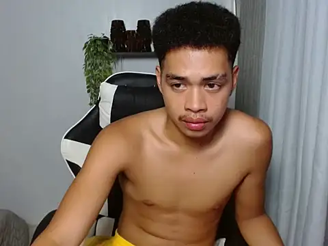 curlyasian_njxx webcam