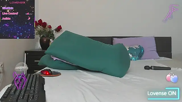 GoldenLunaa webcam
