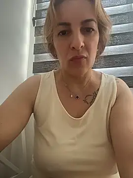 Hot-Milf4U live webcam