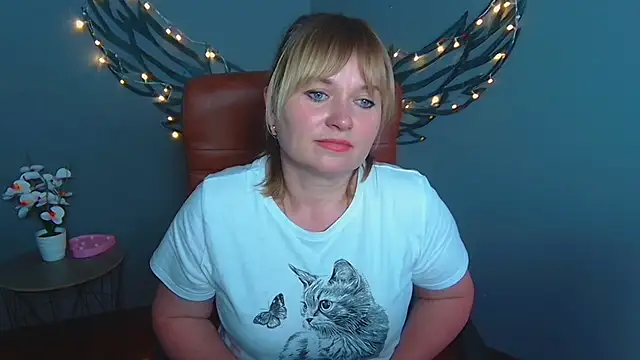 KiraSmiling webcam