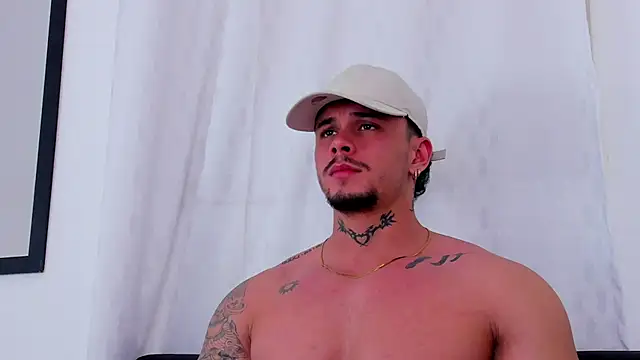 NoahhBrown live cam on StripChat
