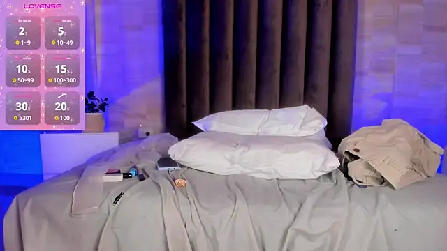 Isaac_Grey live cam on StripChat