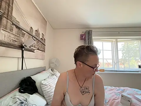 Curvy-Jinx webcam