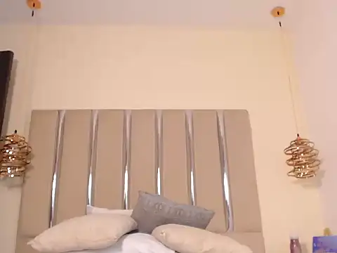 SharonPolanski live cam on StripChat