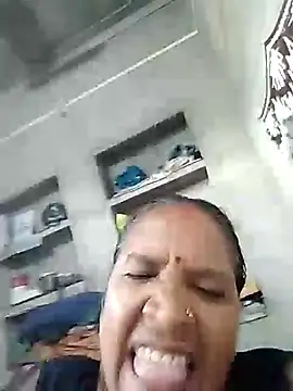 Loomaraj live cam on StripChat