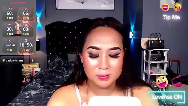 HOTTESTCANDYTS live cam on StripChat