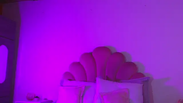 MiaColucci18 webcam