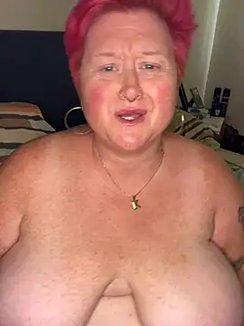 BustyRedxx webcam