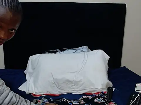 KinkyPetite18 webcam